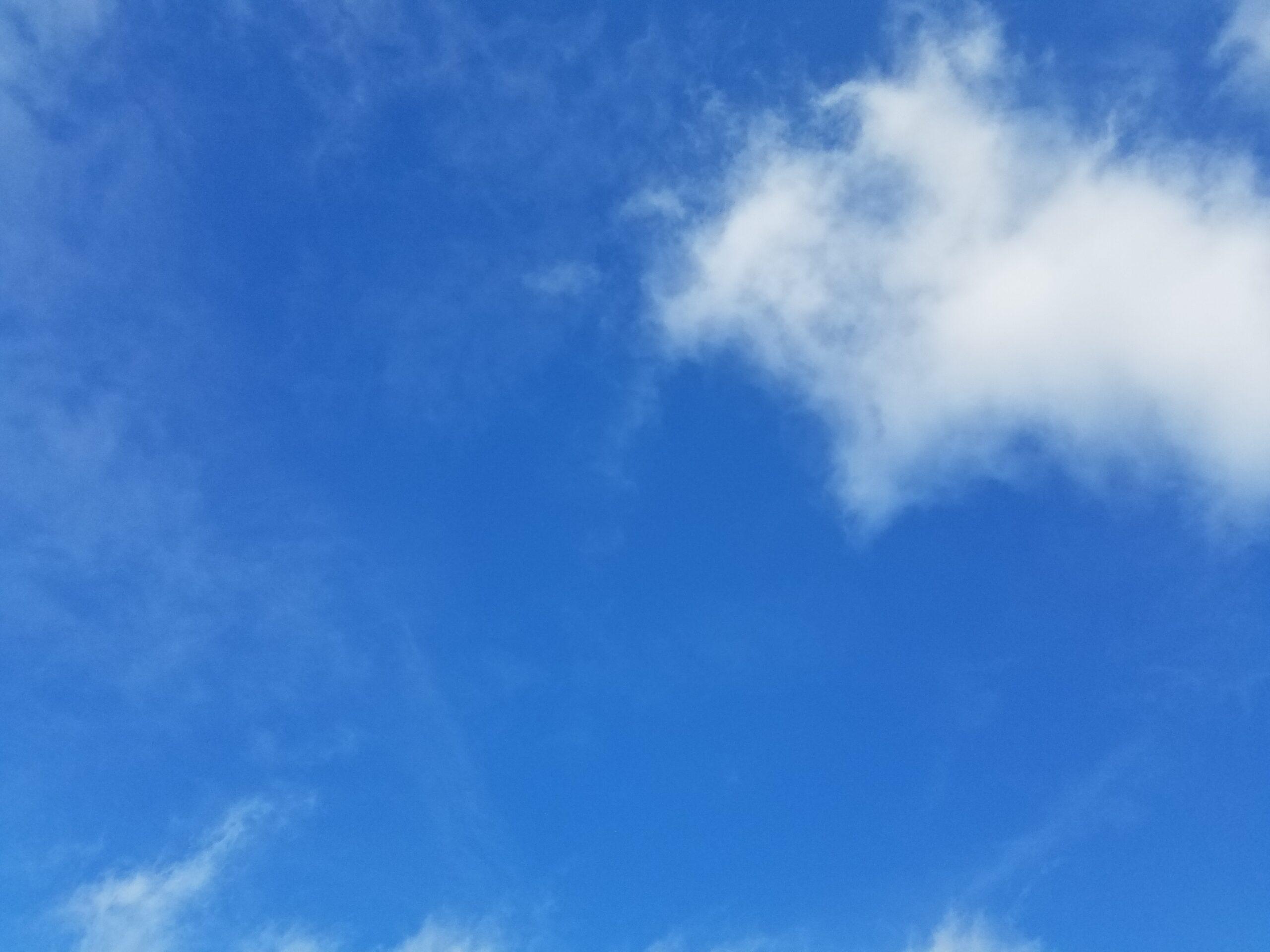 photo du ciel bleu avec quelques nuages